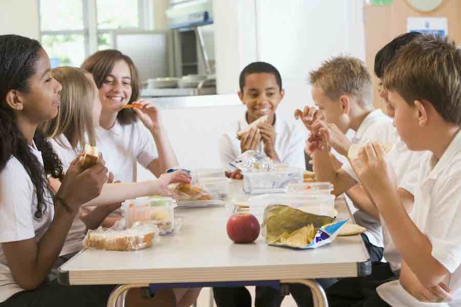 kids eating lunch